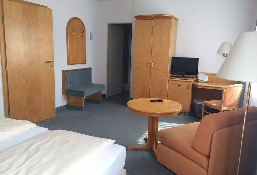 Отель Auracher Hof