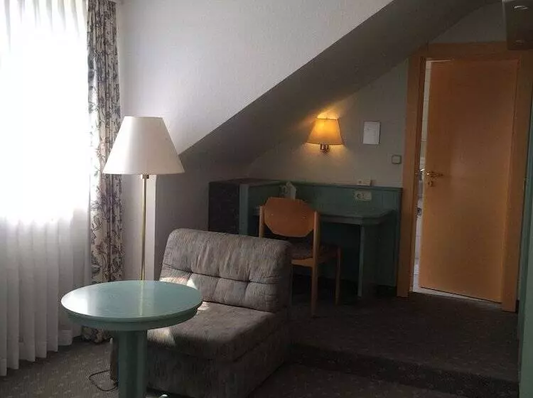 Отель Auracher Hof