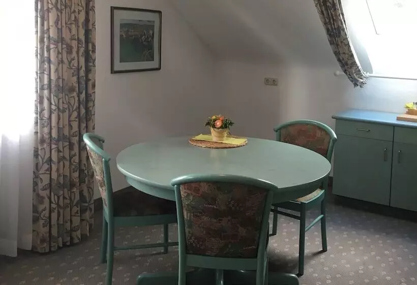 Отель Auracher Hof