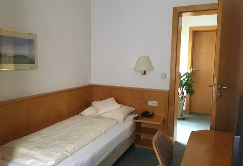 Отель Auracher Hof