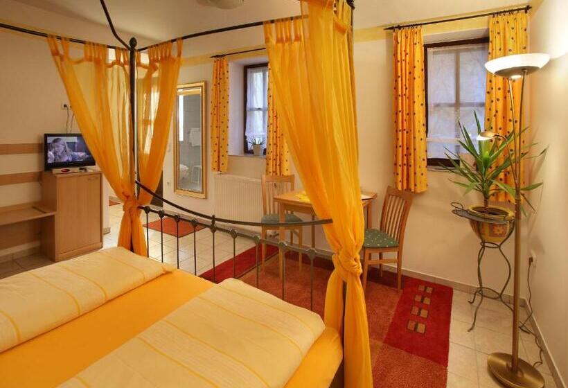 בית מלון כפרי Worners Schloss Weingut & Wellness