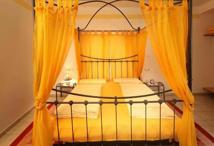 Отель Worners Schloss Weingut & Wellness