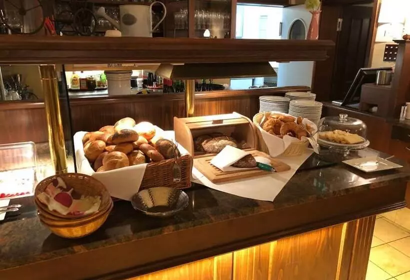 Отель Goldener Adler Garni