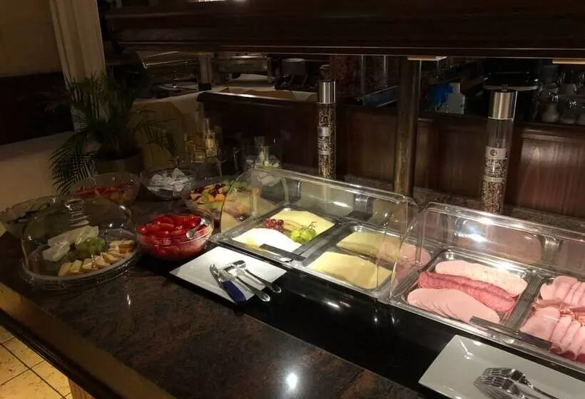 Отель Goldener Adler Garni