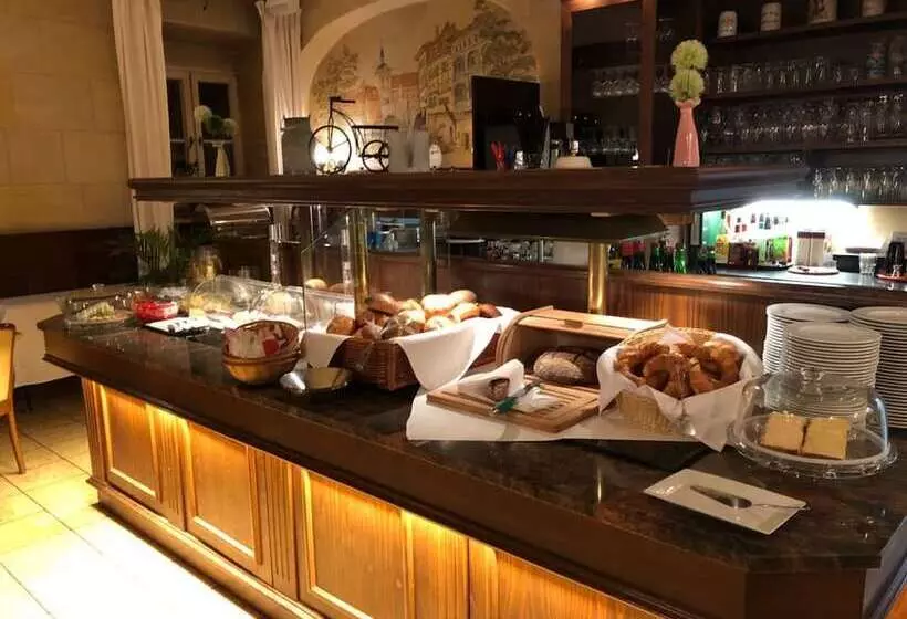 Отель Goldener Adler Garni