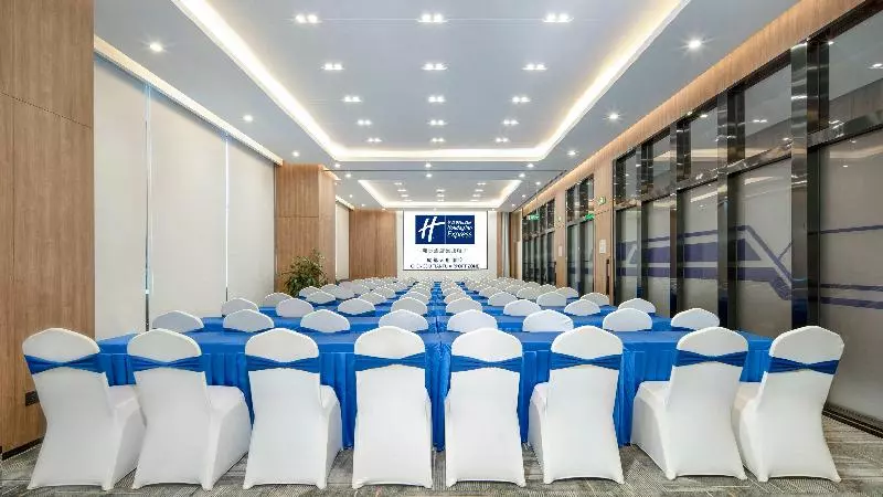 هتل Holiday Inn Express Chengdu Tianfu Airport Zone