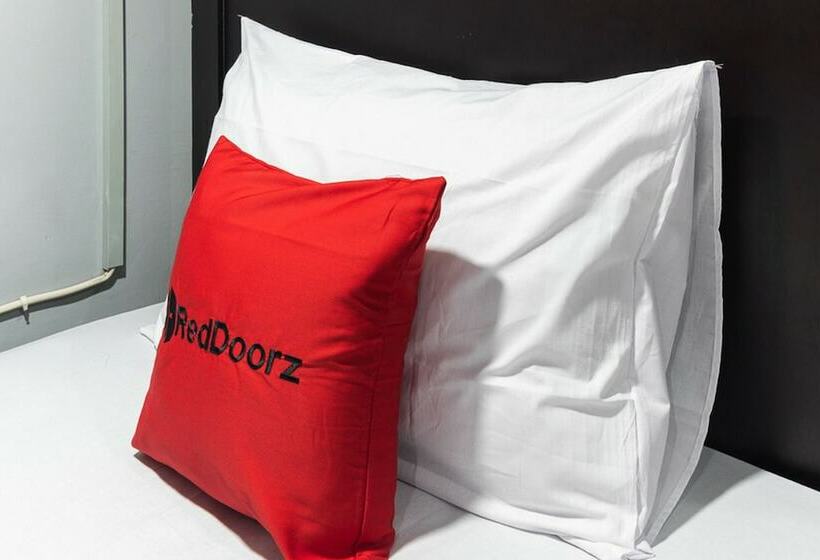 בית מלון כפרי Reddoorz Hostel Near Trans Studio Mall