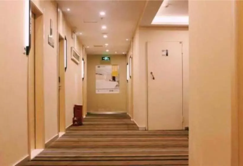 Hotelli City Comfort Inn Haikou East High Speed Railway Station