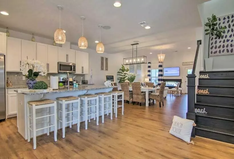 Ocean View Home With Beach Shuttle, 5 Mi To Coast!