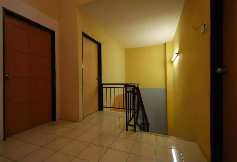 Hotelli Oyo Homes 90575 Ck Bahau Homestay