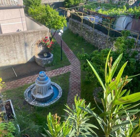 تختخواب و صبحانه Gather Inn Guest House