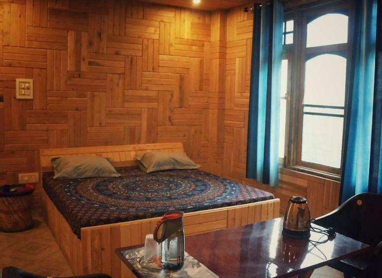 פנסיון Pine Woods Guest House & Cafe