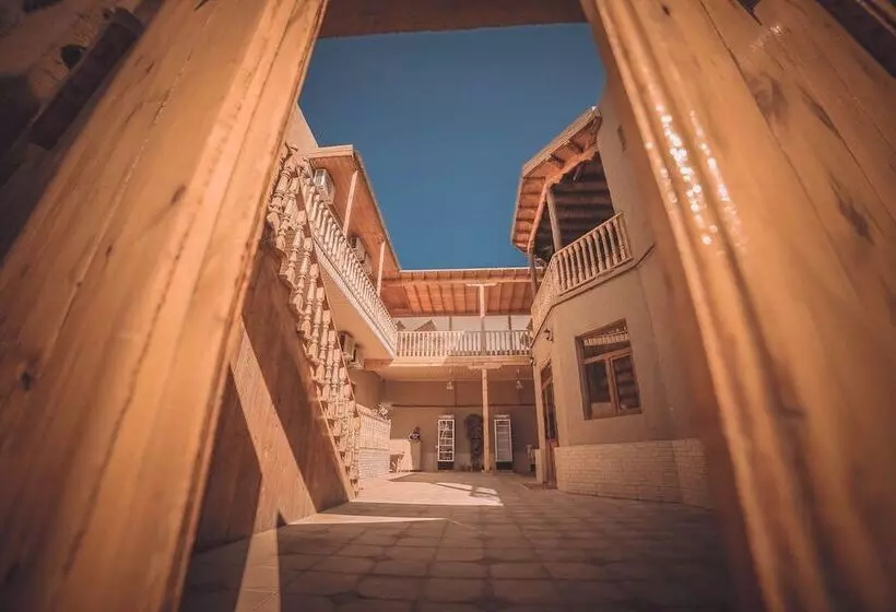 ペンション Oqilanur Guest House