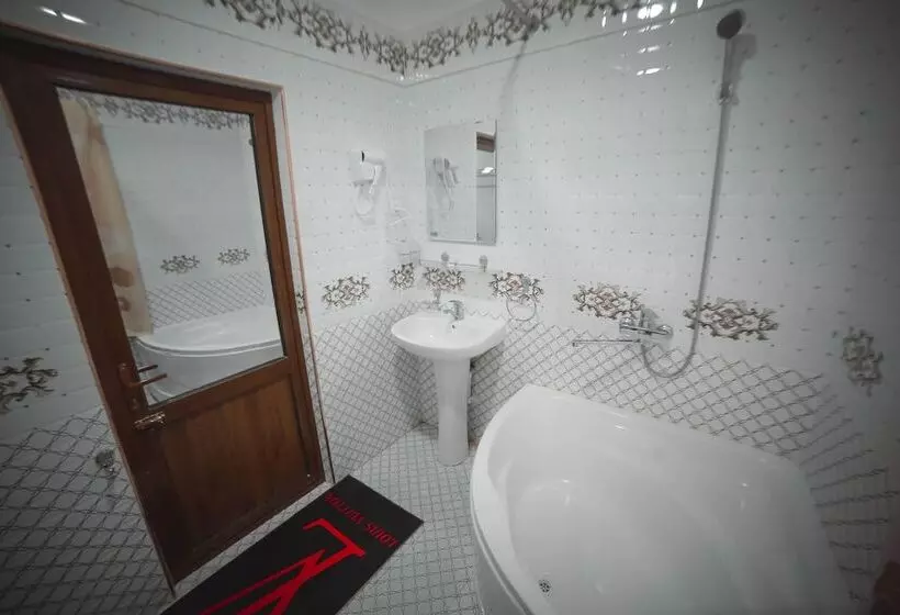 ペンション Oqilanur Guest House