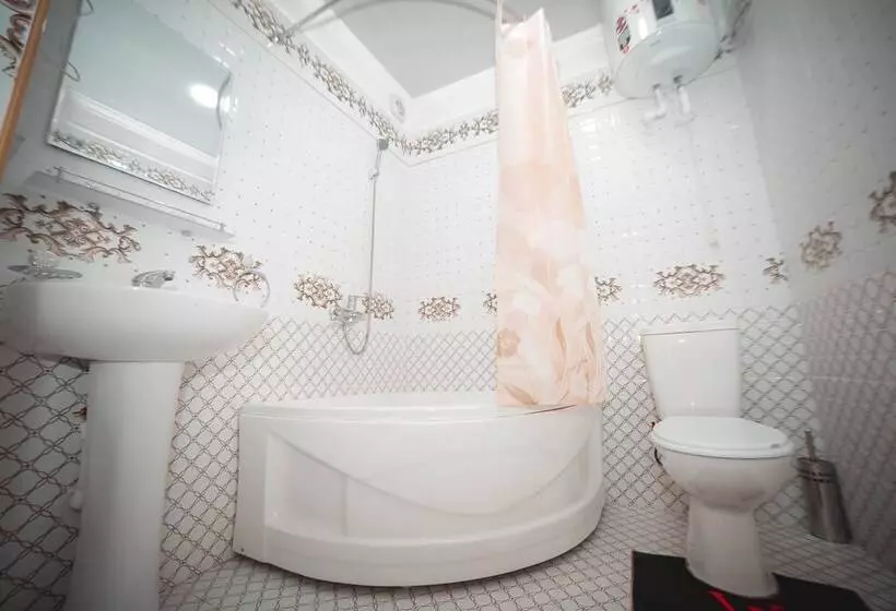 ペンション Oqilanur Guest House