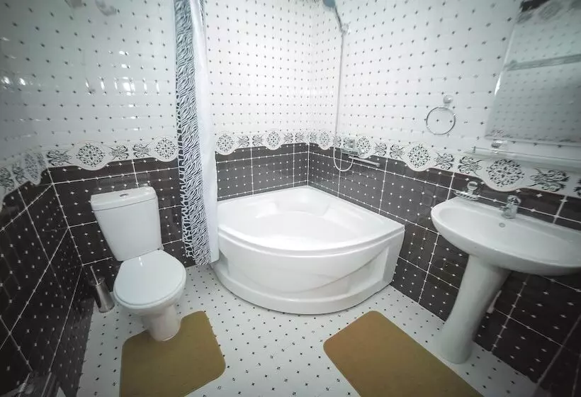 ペンション Oqilanur Guest House