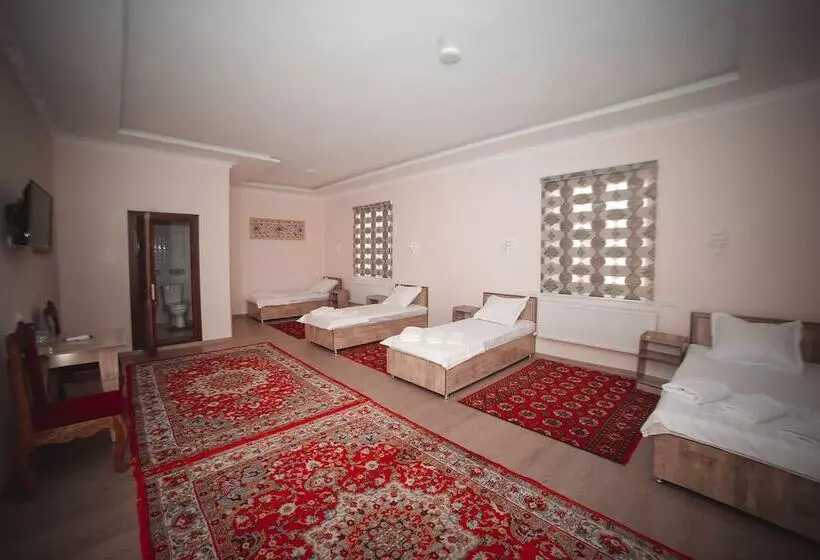 ペンション Oqilanur Guest House