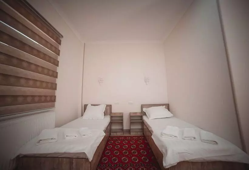 ペンション Oqilanur Guest House