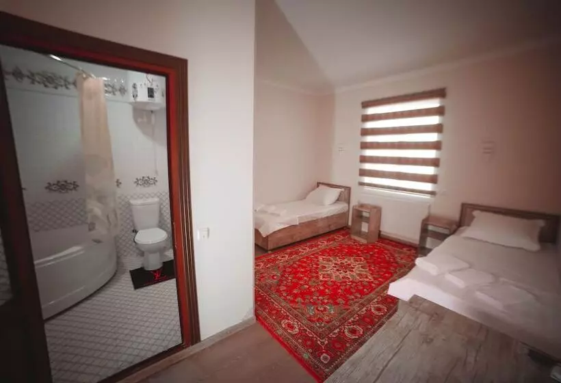 ペンション Oqilanur Guest House