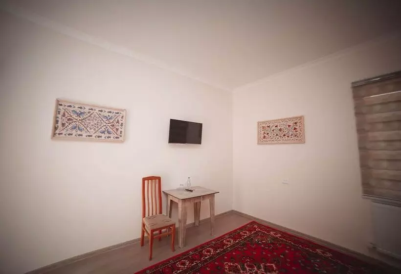 ペンション Oqilanur Guest House