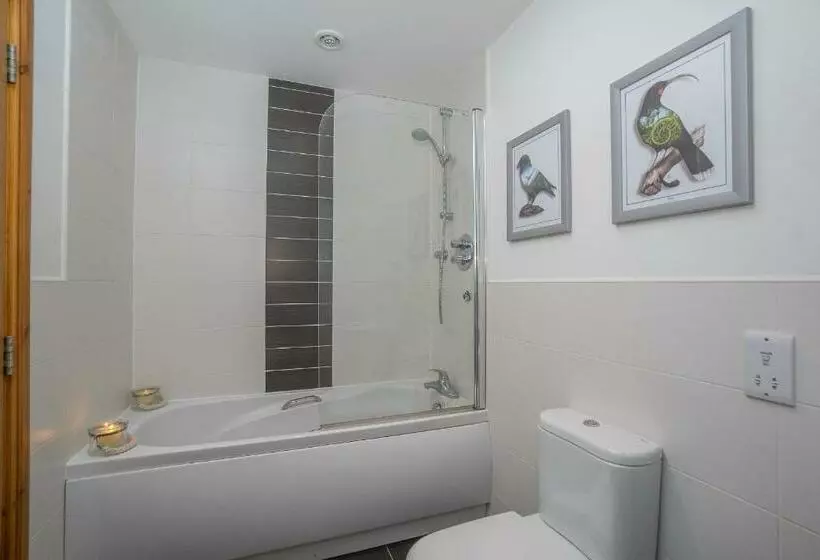 Dwellcome Home Ltd 5 Double Bedroom 3 Bathroom House Free Driveway Parking, 637 Mbps Wifi, Ideal For
