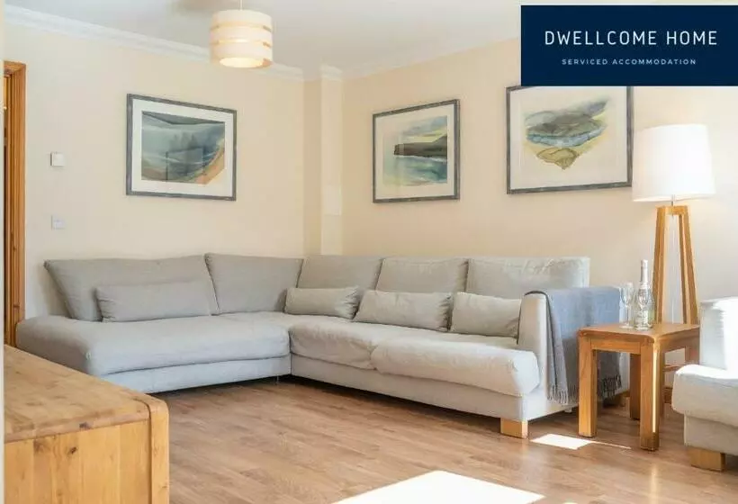 Dwellcome Home Ltd 5 Double Bedroom 3 Bathroom House Free Driveway Parking, 637 Mbps Wifi, Ideal For