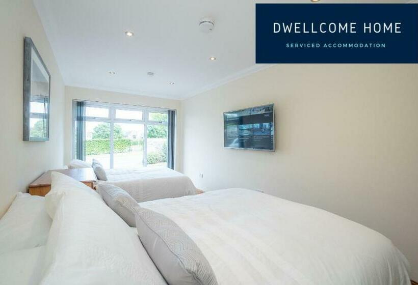 Dwellcome Home Ltd 5 Double Bedroom 3 Bathroom House Free Driveway Parking, 637 Mbps Wifi, Ideal For