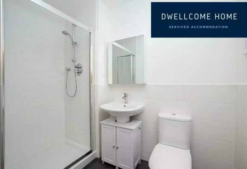 Dwellcome Home Ltd 5 Double Bedroom 3 Bathroom House Free Driveway Parking, 637 Mbps Wifi, Ideal For