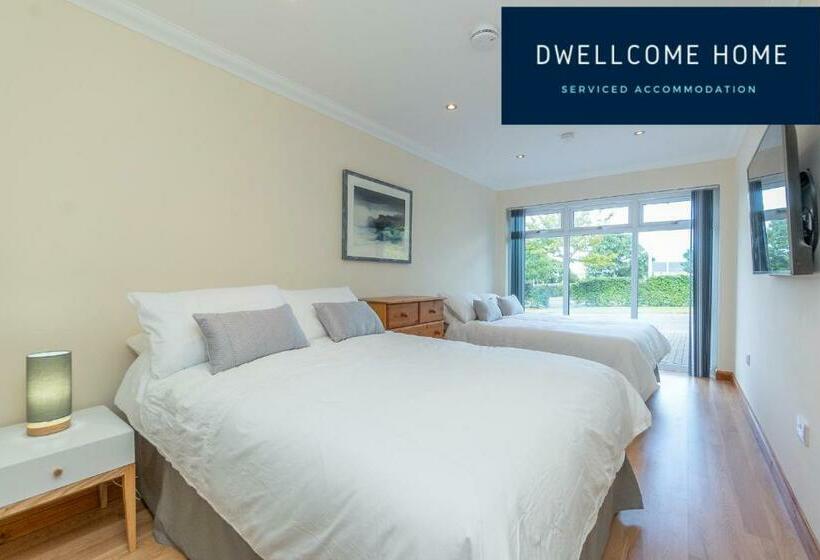 Dwellcome Home Ltd 5 Double Bedroom 3 Bathroom House Free Driveway Parking, 637 Mbps Wifi, Ideal For