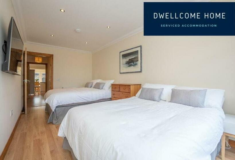 Dwellcome Home Ltd 5 Double Bedroom 3 Bathroom House Free Driveway Parking, 637 Mbps Wifi, Ideal For