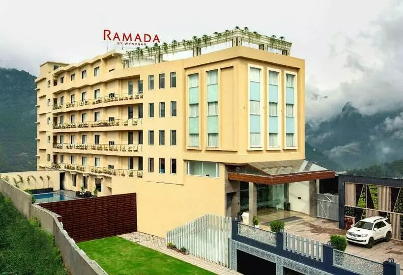 ホテル Ramada By Wyndham Katra Station Road