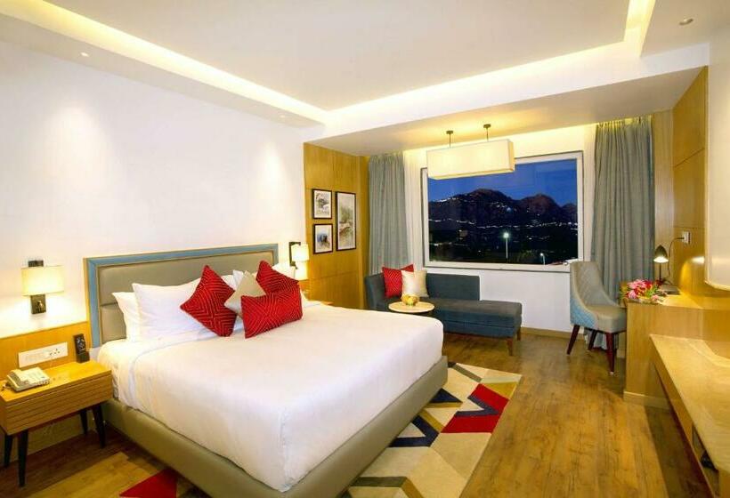 호텔 Ramada By Wyndham Katra Station Road