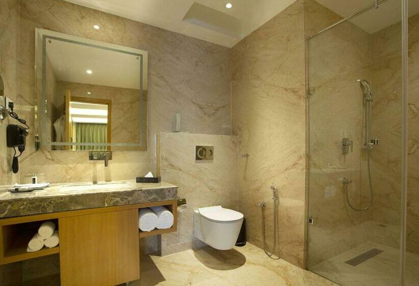 호텔 Ramada By Wyndham Katra Station Road