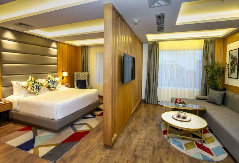 호텔 Ramada By Wyndham Katra Station Road