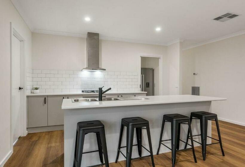 Smiggins Stays   Spacious And Stylish