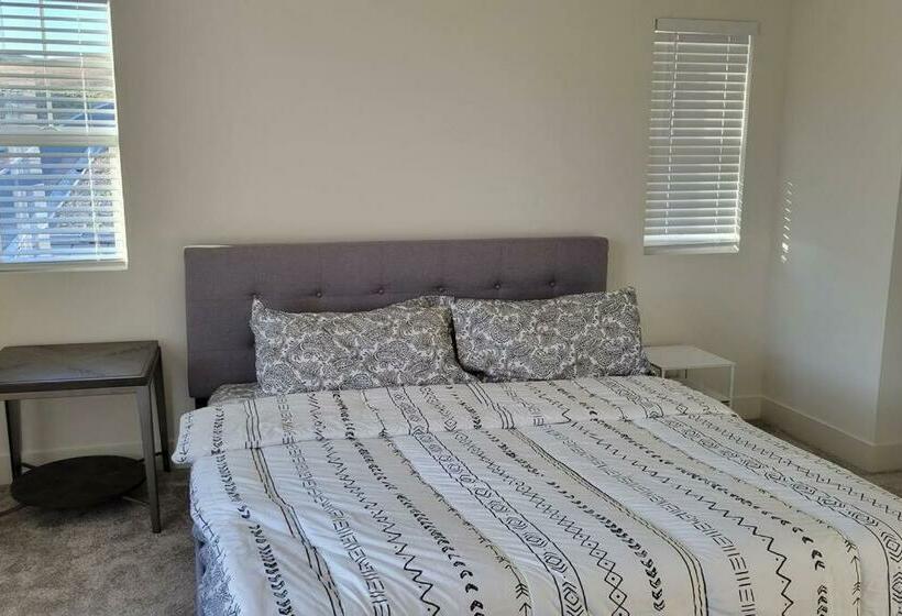 Chic 3 Level Large Kitchen Close To 5 Golf Courses