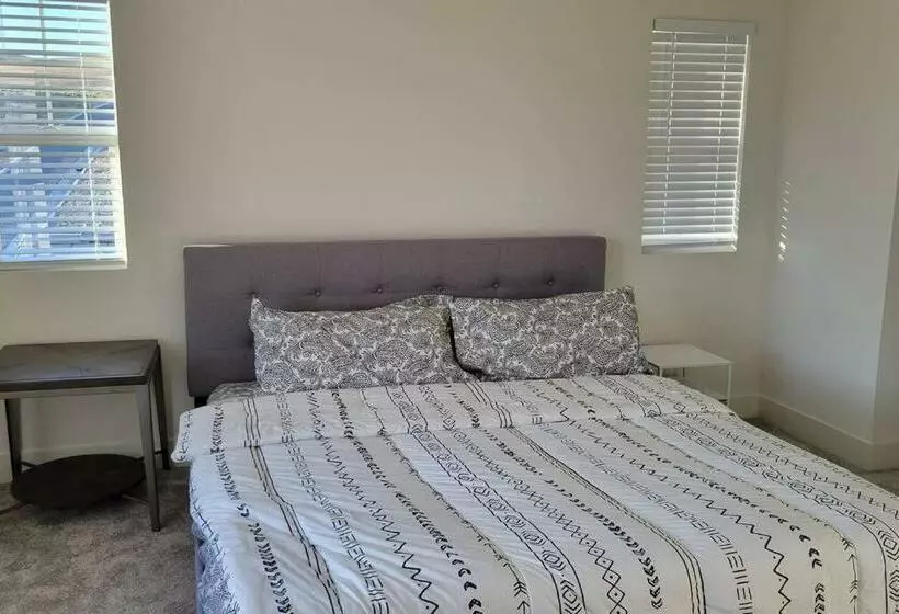 Chic 3 Level Large Kitchen Close To 5 Golf Courses