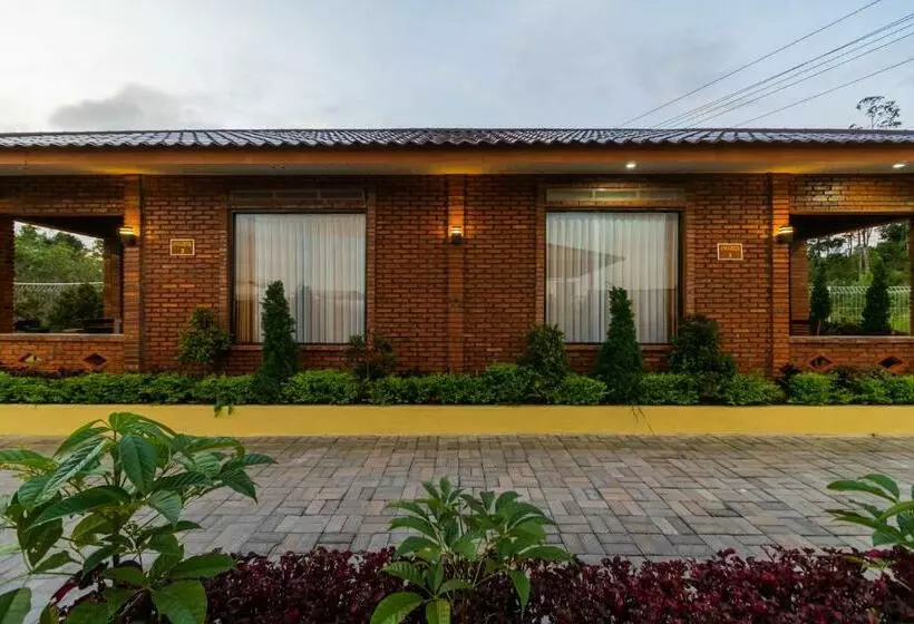 Hotelli Reddoorz @ Aldos Villa Silangit