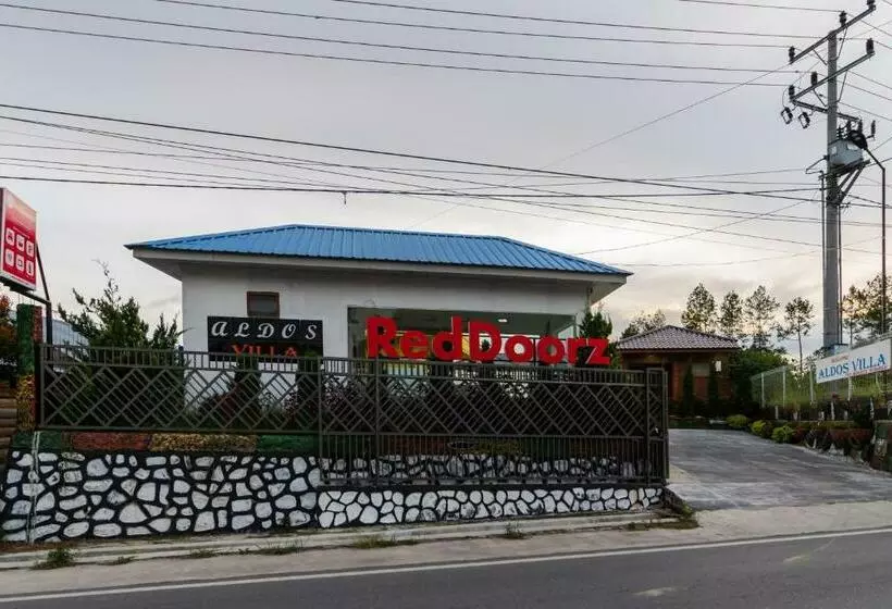 Hotelli Reddoorz @ Aldos Villa Silangit