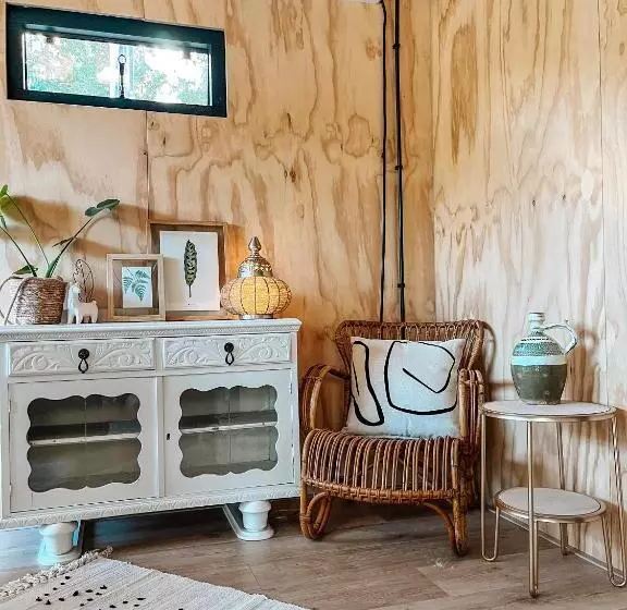 Aamiaismajoitus (B&B) Elysian Fields   The Island Tiny House