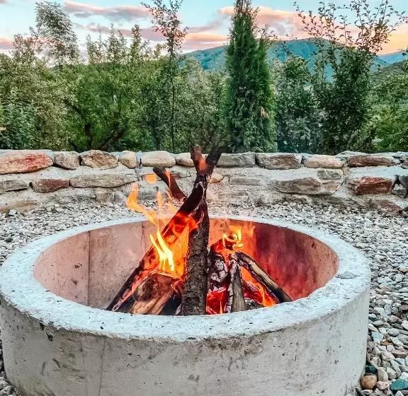 Aamiaismajoitus (B&B) Elysian Fields   The Island Tiny House