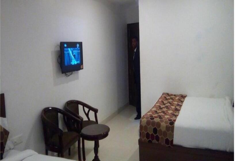 בית מלון כפרי Delux Plaza By Wb Inn