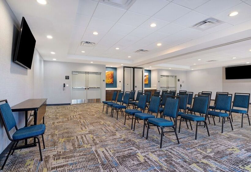 בית מלון כפרי Hampton Inn & Suites Marina