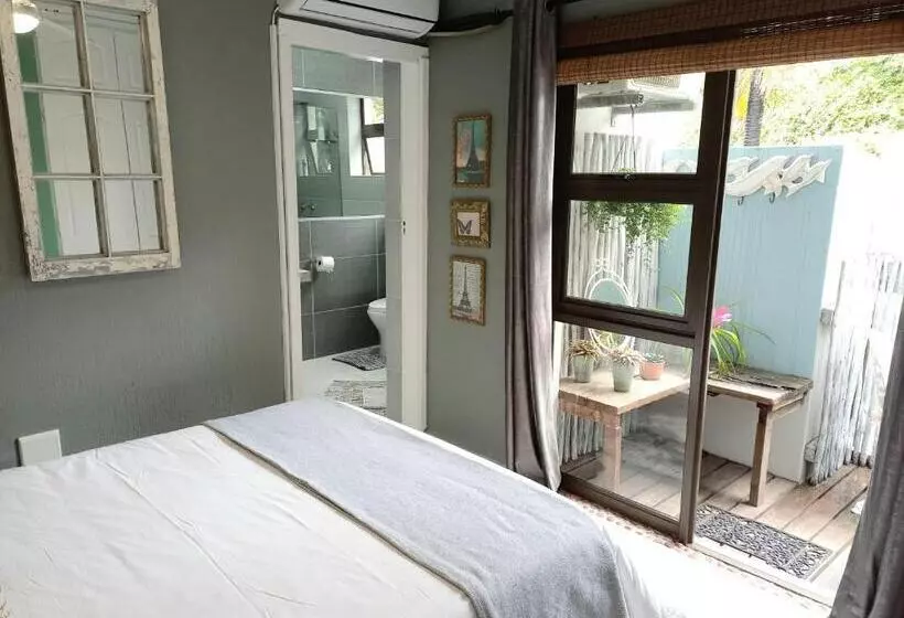 Majatalo Driftwood Suite, Villa Roc Guesthouse, Salt Rock Ballito, No Loadshedding