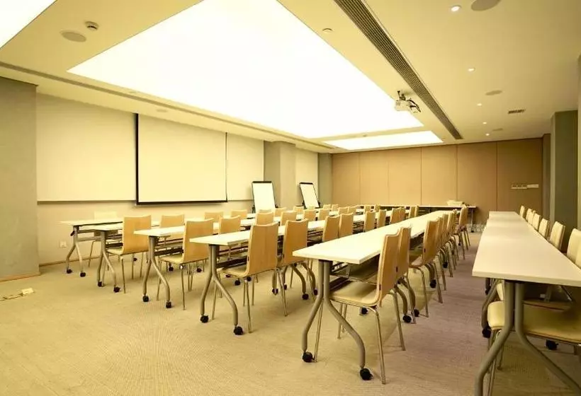 Hotel Ji Urumqi Yangzijiang Road