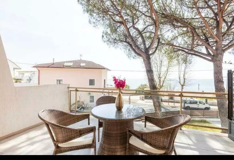 Aamiaismajoitus (B&B) Frontemare