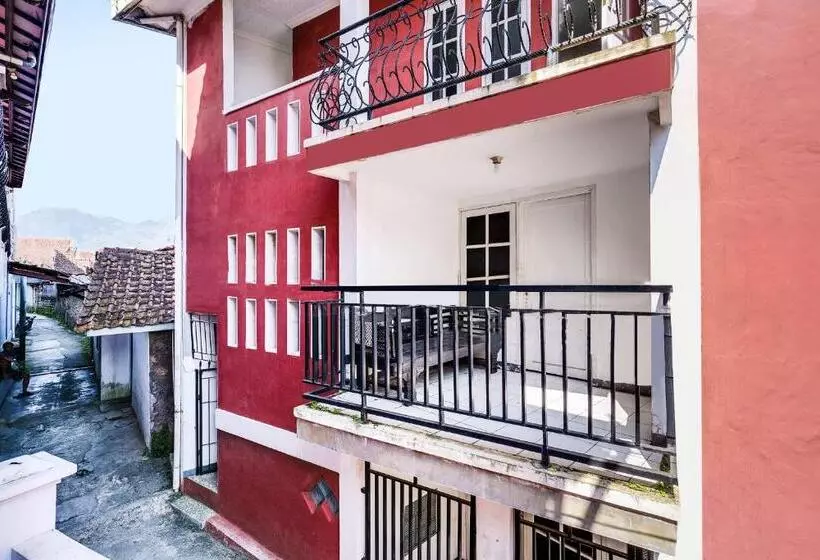 Hotelli Spot On 91386 De Jawara Homestay Syariah