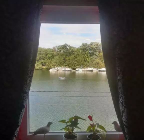 تختخواب و صبحانه La Pairelle