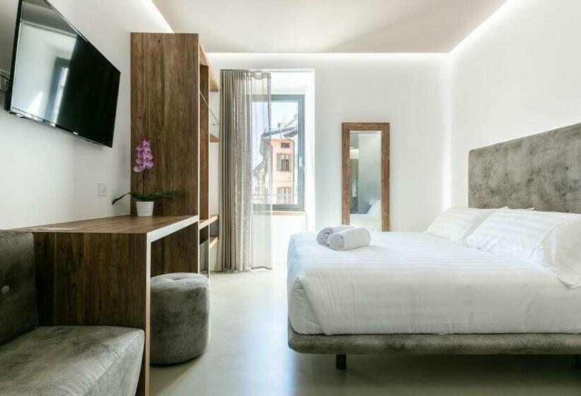 Отель Domus Cavour Rooms&suites