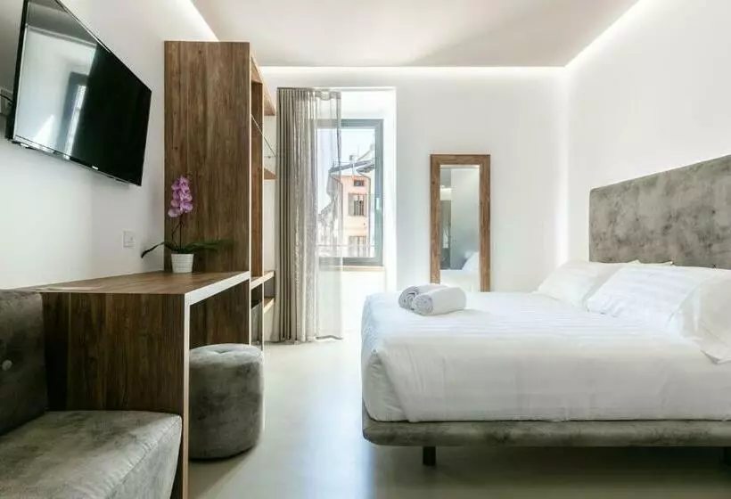 Hotelli Domus Cavour Rooms&suites